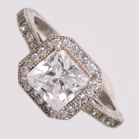 Ring stl:16½ vita stenar silver 925/1000 Vikt: 3,8 g
