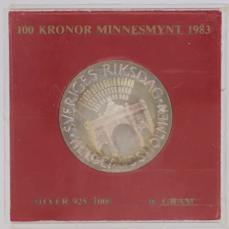 Minnesmynt Helgeandsholmen 1983 100kr, Ø32mm, skadad plastetui, silver 925/1000 Vikt: 16 g