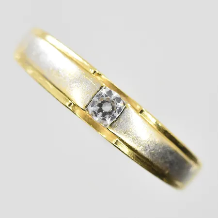 Ring med vit sten stl:17½, bredd 2-4mm, gulguld/vitguld, 18K. Vikt: 3,1 g