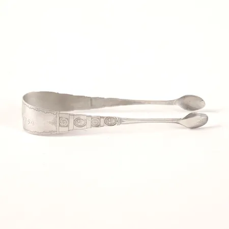 Serveringstång med gravyr från 1794, längd 14,5cm, otydliga stämplar, silver 830/1000 Vikt: 33,6 g