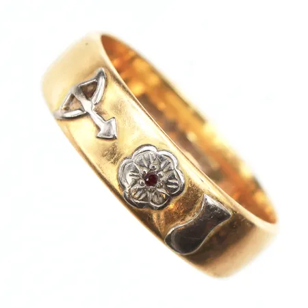 Ring med vitgulds detaljer och liten röd sten, Andersson Gust, stl:21½, bredd 6,8mm, gravyr, 18K. Vikt: 9,3 g