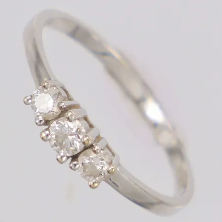 Ring med diamanter 1x ca 0,10ct 2x ca 0,07ct, stl:17, bredd 3mm, vitguld, 18K Vikt: 1,6 g