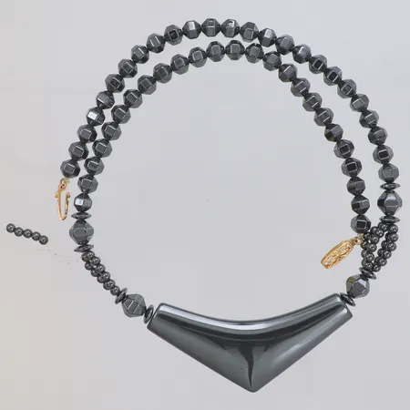Collier med hematit, längd 48cm, bredd 24mm, defekt, lås i 18K Vikt: 0 g