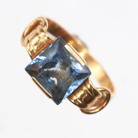 Ring med ljusblå sten, stl:16, bredd 2-8,7mm, gravyr, 18K. Vikt: 3,5 g