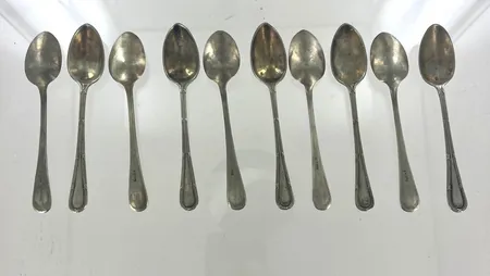 10 st skedar britiska stämplar 1800-1900tal, längd 12 cm, nysilver 