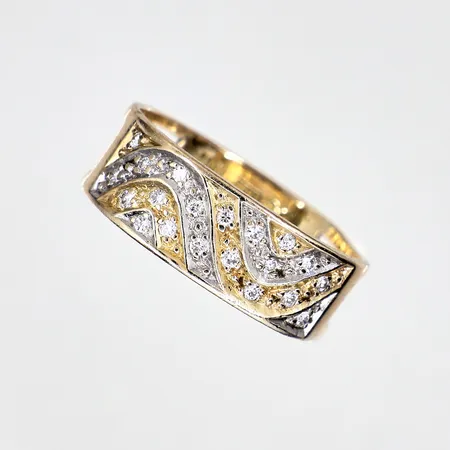 Ring med diamanter 20x0,01ct, skev skena, stl 18¾ bredd 7mm 18K Vikt: 3,4 g