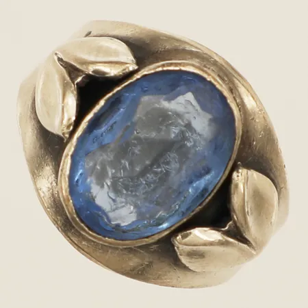Ring med blå sten stl:16¾, bredd 4,4-15,4mm nagg/repor på sten Ge-Kå-Smyckek G Kaplan år 1954 silver 830/1000 Vikt: 5 g