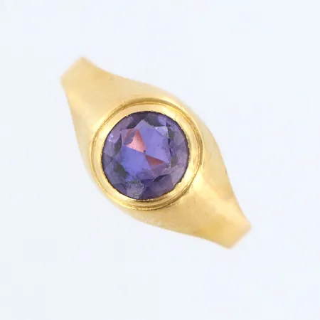 Ring med lila sten stl: 18, bredd: 2,5-9,5mm, skev, 18K Vikt: 2,2 g
