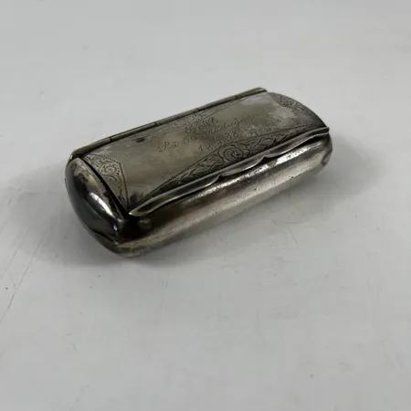 Silverask gravyr från 1938, längd 9cm, bredd 4,7cm, höjd 2,5cm, gravyr, bucklig, 830/1000 silver.  Vikt: 55,2 g