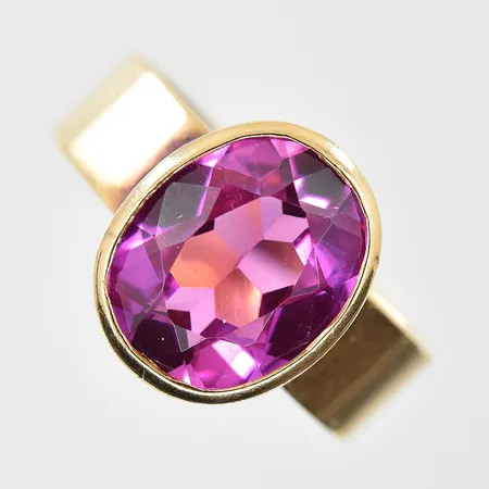 Örhängen med cerisa stenar, längd 19mm, bredd 6mm, gulguld/vitguld, 18K. Vikt: 1 g