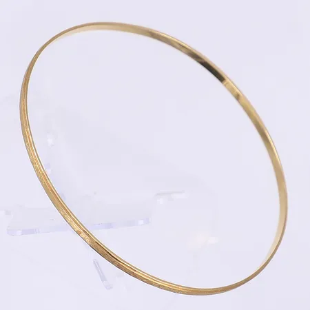 Armring slät Ø65mm bredd 3mm, något ojämn i formen, 18K Vikt: 5,8 g