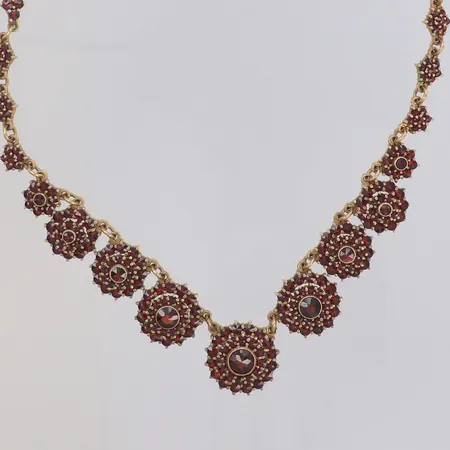 Collier med granater, längd 51cm, bredd 17mm, extra länkdel i annan ton 8cm, Heribert Engelbert AB, förgyllt silver 830/1000 Vikt: 33,9 g