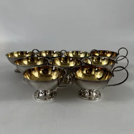 9 Punschmuggar, förgylld insida, hamrad yta, höjd 37,7-59,1mm, 830/1000 silver. Vikt: 279,9 g