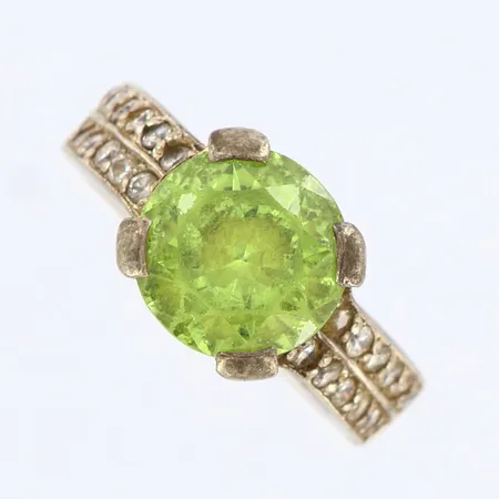 Ring med grön och vita stenar, stl:16½, bredd: 4-10mm, repig, 925/1000 silver Vikt: 6,9 g