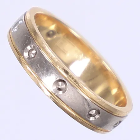 Ring med vita stenar stl:17¼ bredd 1mm, vitguld, 9K  Vikt: 0,8 g