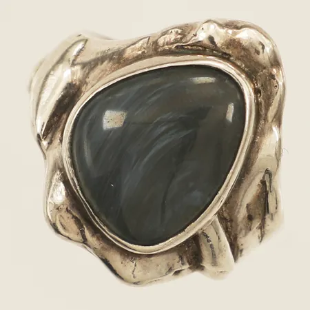 Ring med bergsslagsten stl:18, bredd 8-21mm troligen Bergslagssmycke O Nordström Firma silver 925/1000 Vikt: 9,9 g