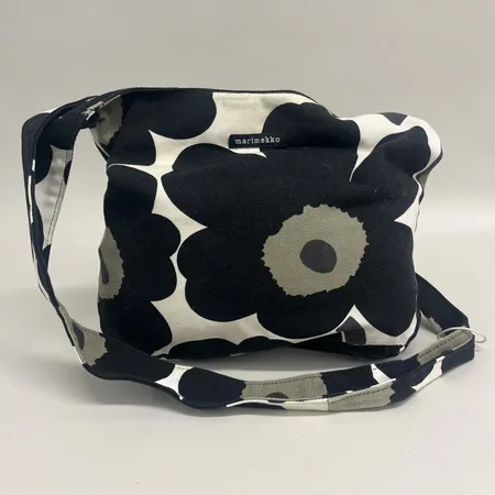 Axelremsväska Marimekko Clover, blomsterdekor i svart och grönt mot vit botten, innerficka med dragkedja, bomull, fläckar, smuts