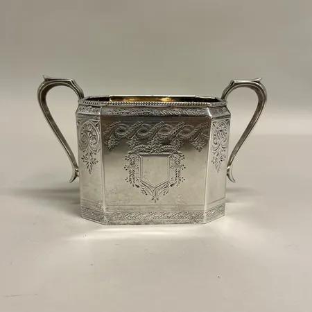 Sockerskål med hänklar, organisk dekor, oktagonal form, höjd 12cm, bredd 19cm, London England, silver Vikt: 289 g