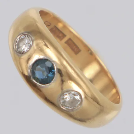 Ring med blå sten safir och diamanter 2 x ca 0,08ct, stl:17, bredd 7,3mm, 18K Vikt: 6,9 g