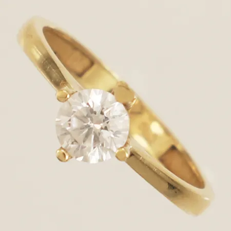 Ring med vit sten stl:17½ bredd 7,6mm 14K Vikt: 1,9 g