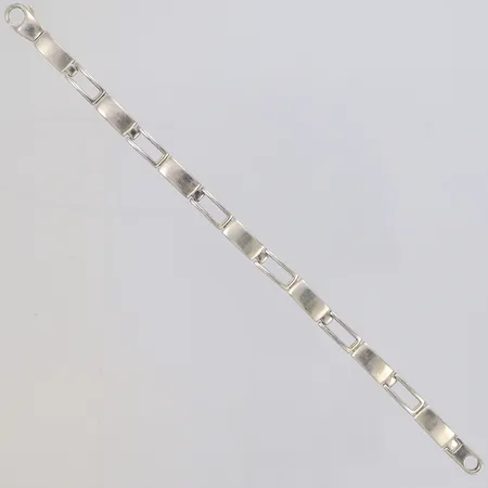 Armband Guldfynd med delvis matterad dekor, halvstelt, 19cm, bredd 6mm, 925/1000 silver Vikt: 22,2 g
