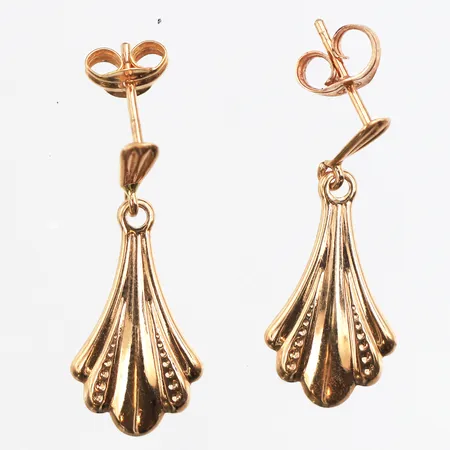 Örhängen, längd 22,2mm, bredd 2,2-9,2mm, ena snurrebusen ojämn, 18K. Vikt: 1 g