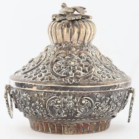 Skrin med blomdekor höjd: ca 12cm, bredd: ca 12,3cm, Egypten, 800/1000 silver Vikt: 312,2 g