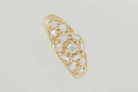 Ring med stenar stl:17½ bredd 8 mm höjd 8 mm, 18K Vikt: 3,8 g