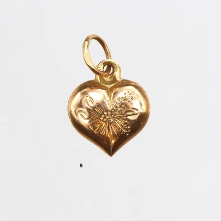 Hänge hjärta med mönster, längd 13,2mm, bredd 2-8,6mm, något repig, 18K. Vikt: 0,3 g