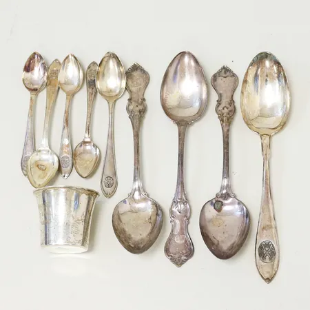 18 kaffeskedar, 5 dessertgafflar, 1 serveringssked, 1 sillgaffel, silver 830/1000  Vikt: 342,8 g