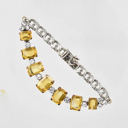 Armband med vita stenar längd 17½cm, bredd 10mm, gulmetall.
