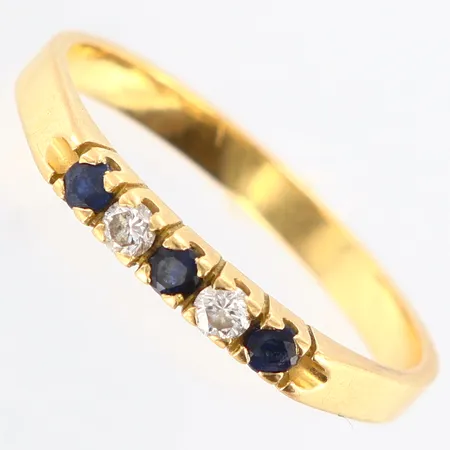 Ring med diamanter samt blåa safirer, 0,12ct enligt gravyr, stl: 20½, bredd: 2,5mm, 18K Vikt: 3,4 g