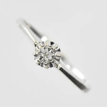 Ring med diamant 0,01ct stl:17½, bredd 2-5mm, vitguld, 18K. Vikt: 1,5 g