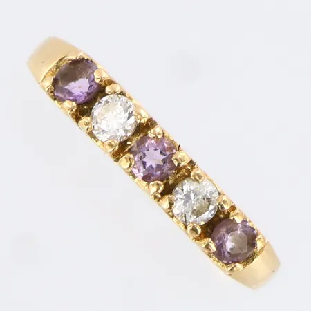 Ring med vita och lila stenar, stl: 14¼, bredd: 1,5-3mm, 18K Vikt: 1,5 g