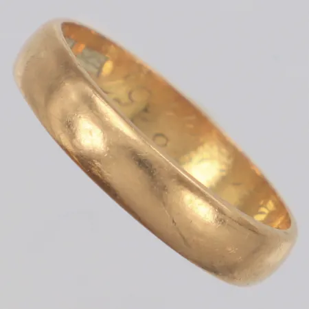 Ring slät stl:18, bredd 4,3mm, 18K Vikt: 3,7 g