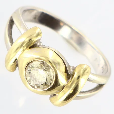 Ring med diamant ca 0,50ct, bruntonad, stl: 16¾, bredd: 2,5-9mm, skev skena, storleksändrad, behov av omrodiering, vitguld, detalj i gulguld, 14K Vikt: 4,2 g