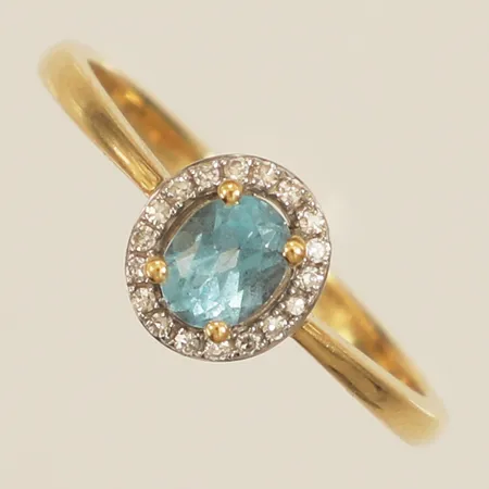 Ring carmosé med topas samt diamanter 18xca0,005ct stl:17½ bredd 7,6mm GHA 18K Vikt: 2,4 g