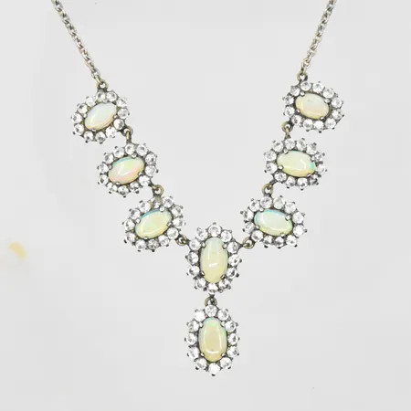 Collier med opalimitationer samt vita stenar, längd 42½cm, länkens bredd 2mm, metall.