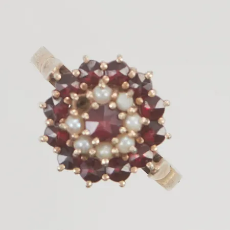 Ring Heribert Engelbert granater, stl:18½ bredd 14mm, en fröpärla saknas, 830/1000 Silver 3,1g.
