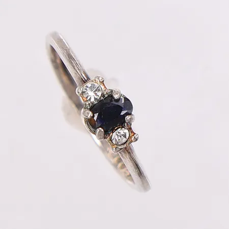 Ring med stenar stl:17½, bredd 2-5,2mm, silver 925/1000 Vikt: 1,9 g