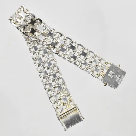 Pärlcollier med 66 odlade sötvattenpärlor Ø6mm, längd 46cm, lås 18K. Bruttovikt 23,4g