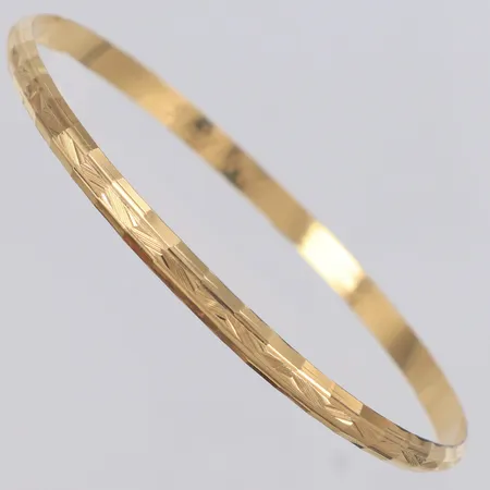 Armring, Ø6,5cm, bredd 3,7mm, bucklig, gravyr, 18K Vikt: 6 g