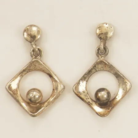 Ett par örhängen längd 18mm, bredd 12,4mm saknar en snurrebuss silver 830/1000 Vikt: 1,8 g