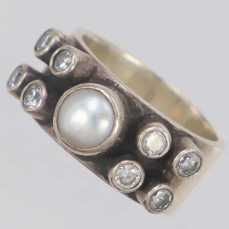 Ring med pärla och vita stenar, moment 23, stl:18¼, bredd 9,7mm, 925/1000 silver Vikt: 10,4 g