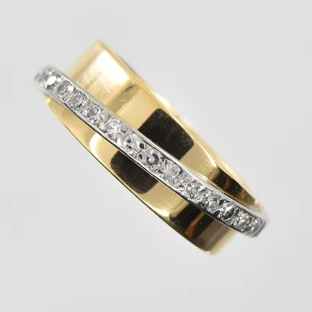 Ring med diamanter 15x0,01ct, stl:18, bredd 6mm, gulguld/vitguld, 18K. Vikt: 8,3 g