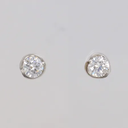 Ett par örhängen med vita stenar, Ø 6,4mm, böjda stift, snurrebussar i gummi, 925/1000 silver Vikt: 1,7 g