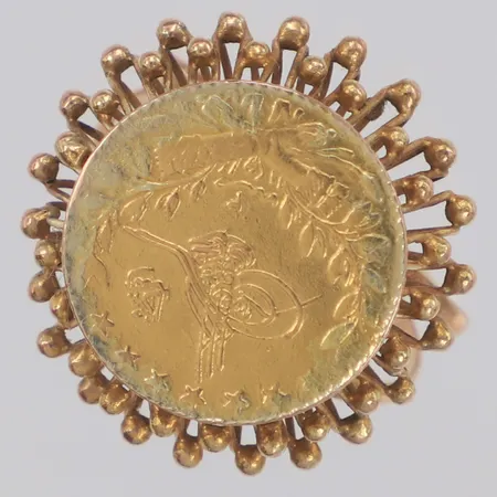 Ring med mynt i oädel metall, stl:16¾, bredd 20mm, lödd, 14K Vikt: 4,1 g