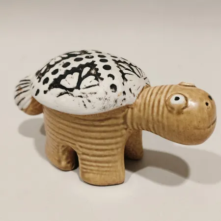 Figurin Sköldpadda ur serien Jura (1971-77) formgivare Lisa Larson för Gustavsberg höjd ca 6,5cm längd ca 12cm stengods stämplad glasyrfläck på svans
