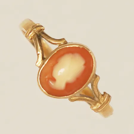 Ring med Kamé stl:15¼ bredd 8,3mm bucklig 18K Vikt: 1,5 g