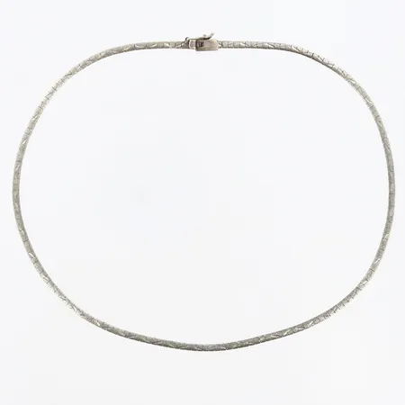 Collier halvstelt längd: ca 40,5cm, bredd: 2,5mm, 830/1000 silver Vikt: 10,8 g